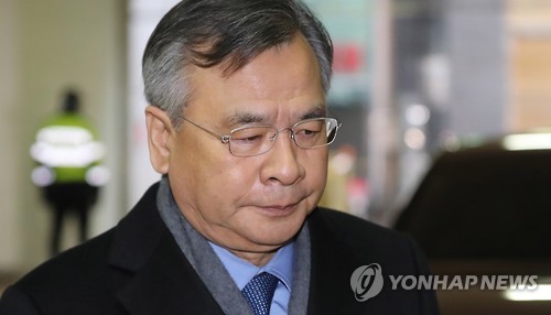 (서울=연합뉴스) 최순실 씨 국정농단 의혹과 박근혜 대통령 비위 의혹 사건을 수사 중인 박영수 특별검사가 3일 오전 서울 강남구 대치동 특검 사무실로 출근하고 있다.