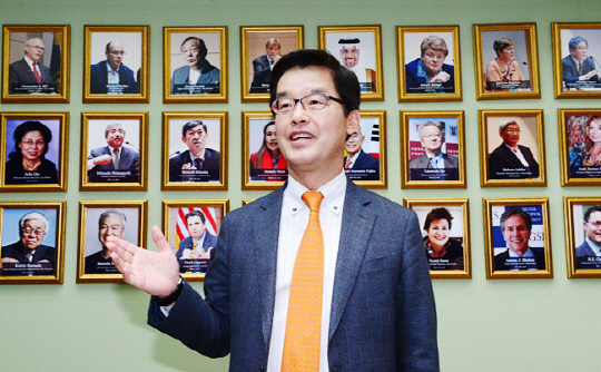 박철희 서울대 국제대학원장이 지난 2일 외국의 주요 정치인과 장관들의 서울대 초청 강연 사진 액자 앞에서 올해 동북아시아 정세를 설명하고 있다.  신창섭 기자 bluesky@