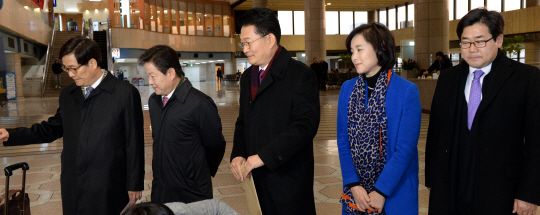 송영길(가운데) 의원을 포함한 더불어민주당 의원들이 4일 중국을 방문해 고고도미사일방어체계(THAAD·사드) 문제 등을 논의하기 위해 김포국제공항 출국장을 나서고 있다. 왼쪽부터 신동근, 정재호, 송영길, 유은혜, 박찬대 의원이며 유동수, 박정 의원도 동행했다. 곽성호 기자 tray92@