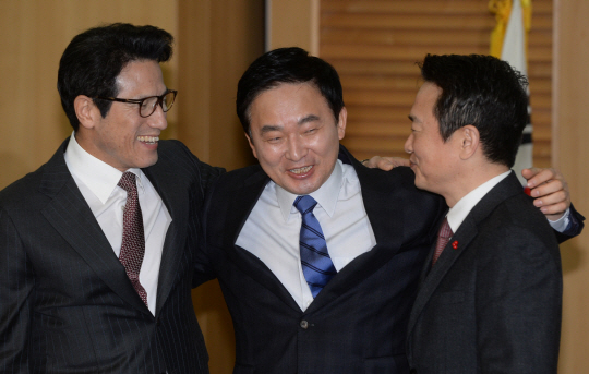 4일 오전 국회 의원회관에서 열린 개혁보수신당 창당추진회의에서 이날 새누리당을 탈당한 뒤 신당에 합류한 원희룡(가운데) 제주지사가 정병국(왼쪽) 창당추진위원장, 남경필 경기지사와 어깨동무를 하고 있다. 세 사람은 새누리당 소속일 때 소장파 대표주자로 ‘남원정’으로 불리기도 했다.