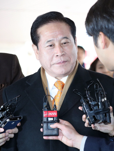 부산 엘시티 비리 연루 의혹에 휩싸인 배덕광(69·부산 해운대을) 새누리당 의원이 4일 오전 10시 부산지검에 피의자 신분으로 출석해 기자들의 질문을 받고있다.  연합뉴스