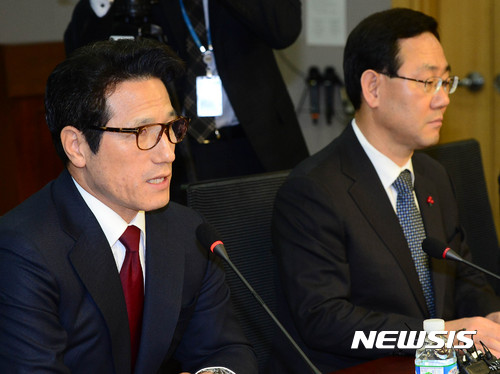 【서울=뉴시스】개혁보수신당(가칭) 정병국 창당준비위원장이 2일 오전 서울 여의도 국회 의원회관에서 열린 개혁보수신당 창당 준비 회의에 참석해 모두발언을 하고 있다.