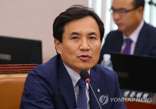 새누리당 김진태 의원이 지난해 11월 17일 오후 국회에서 열린 법사위 전체회의에서 ‘최순실 특검’법안 통과 반대 발언을 하며 “촛불은 촛불일 뿐 바람불면 꺼진다”고 발언하고 있다.