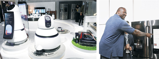 5일(현지시간) 미국 라스베이거스에서 개막한 ‘국제가전제품박람회(CES) 2017’에서 전 미국프로농구(NBA) 선수 샤킬 오닐(오른쪽 사진)이 삼성전자 부스를 방문, 패밀리허브 냉장고의 음성인식 기능을 시연하고 있다. LG전자 부스에는 공항 청소 로봇(왼쪽) 등이 전시됐다.