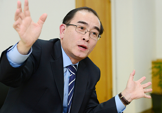 태영호 전 영국주재 북한대사관 공사가 지난해 12월 28일 서울 중구 새문안로 문화일보 7층 접견실에서 열린 개별 인터뷰에서 “북한의 유일지배 체제 사상은 지금 흔들리고 있고, 나의 1차 목표는 오는 2020년 도쿄올림픽 전까지 통일을 실현하는 것”이라고 밝히고 있다.  신창섭 기자 bluesky@