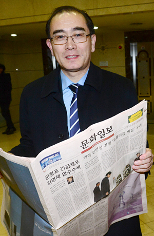 인터뷰를 마친 태영호 전 영국주재 북한대사관 공사가 국내 소식을 파악하기 위해 문화일보를 읽다가 미소짓고 있다.  신창섭 기자 bluesky@