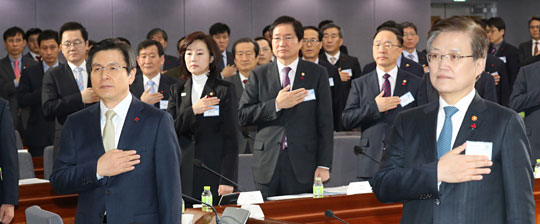 황교안(앞줄 왼쪽) 대통령 권한대행 국무총리와 최양희(〃오른쪽) 미래창조과학부 장관 등 참석자들이 6일 정부서울청사에서 열린 미래부·문화체육관광부·농림축산식품부·해양수산부·방송통신위원회 등 5개 부처 신년 업무보고에 앞서 국기에 대한 경례를 하고 있다.  연합뉴스