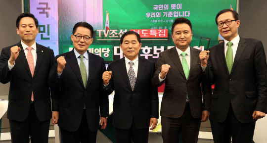5일 오전 TV조선에서 열린 국민의당 당 대표 경선 후보자 토론회에 앞서 후보자들이 선전을 다짐하고 있다. 왼쪽부터 손금주, 박지원, 황주홍, 김영환, 문병호 후보.  연합뉴스