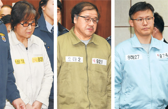 박근혜정부 ‘비선 실세’ 최순실(왼쪽부터) 씨와 안종범 전 청와대 정책조정수석, 정호성 전 청와대 부속비서관이 5일 서울중앙지법 형사합의22부(부장 김세윤) 심리로 열린 재판정에 들어서고 있다.