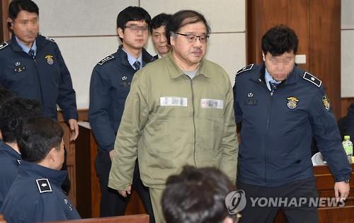 국정농단 사건의 첫 공판기일인 5일 서울 서초구 서울중앙지법에 도착한 안종범 전 청와대 정책조정수석이 법정 안으로 들어서고 있다.