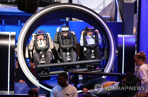 삼성 VR 4D 체험 5일 오전(현지시각) 미국 라스베이거스 컨벤션센터(LVCC)에서 개막한 세계최대 가전 전시회인 ‘CES(Consumer Electronics Show.국제전자제품 박람회)에서 참가자들이 삼성전자 VR 4D 체험을 하고 있다.