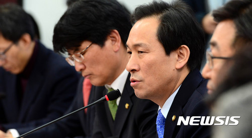【서울=뉴시스】5일 오전 서울 여의도 국회 더불어민주당 원내대표실에서 열린 정책조정회의에서 우상호 원내대표가 모두발언을 하고 있다. 이날 우상호 원내대표는 반기문 전 유엔 사무총장에 대해 “이명박의 사람들과 함께 할 것이라면 정치하지 말라”며 반 전 총장 측과 이명박 전 대통령 측의 연대 움직임에 경계심을 드러냈다.