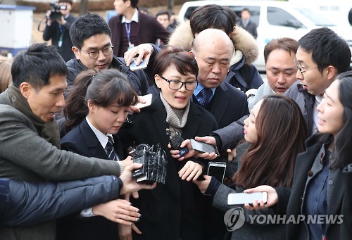윤전추 청와대 행정관이 박근혜 대통령 탄핵심판 사건의 2차 변론기일인 5일 오후 서울 종로구 재동 헌법재판소 대심판정에 증인으로 출두하며 취재진의 질문세례를 받고 있다. [연합뉴스 자료사진]