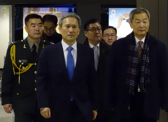 한·미 간 현안을 협의하기 위해 미국을 방문한 김관진(앞줄 왼쪽) 국가안보실장이 8일 안호영(오른쪽) 주미대사의 영접을 받으면서 워싱턴 DC 인근의 덜레스 국제공항 입국장을 나오고 있다.