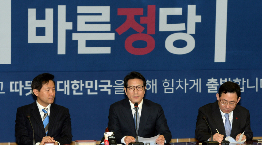 9일 오전 국회 의원회관에서 열린 바른정당 의총에서 정병국(가운데) 창당추진위원장이 모두발언을 하고 있다.
