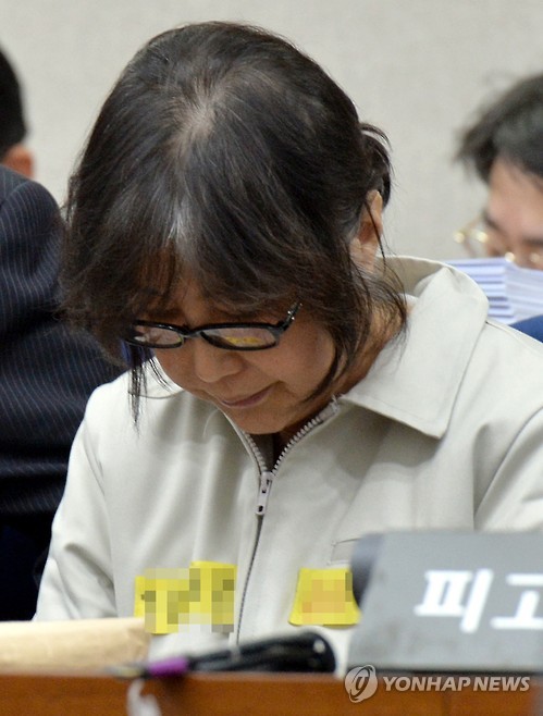 국정농단 사건의 핵심인물인 최순실 씨가 5일 오후 서울 서초동 서울중앙지법에서 열린 1차 공판에 출석해 고개를 숙이고 있다.