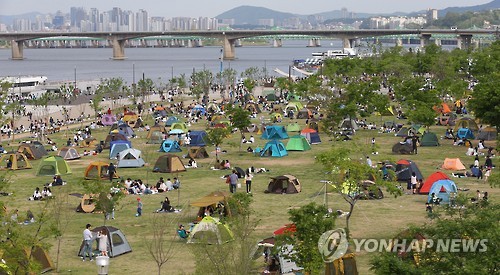 2016년 5월 1일 오후 서울 영등포구 여의도한강공원이 주말 나들이 나온 시민들로 붐비고 있다. [연합뉴스 자료사진]