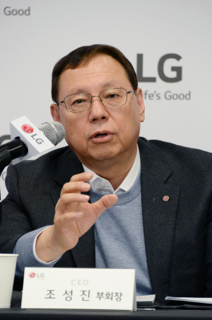 미국 라스베이거스에서 열린 ‘국제가전제품박람회(CES) 2017’에 참석한 조성진 LG전자 부회장이 지난 6일 기자간담회에서 올해 경영 전략을 밝히고 있다.