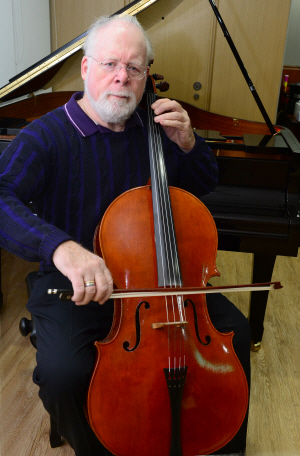 칠순을 훨씬 넘긴 나이에 세계 각지에서 연주활동을 펼치며 가난한 어린이들도 돕고 있는 린 하렐은 음악을 통해 ‘우리는 하나’라는 사실을 실감한다고 했다.  신창섭 기자 bluesky@