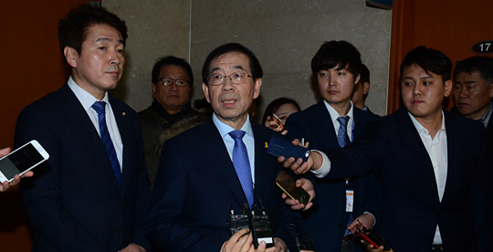 박원순(앞줄 왼쪽 두 번째) 서울시장이 10일 오전 국회 정론관에서 문재인 전 더불어민주당 대표의 대세론을 비판하는 기자회견을 한 뒤 취재진의 질문에 답하고 있다. 왼쪽은 기동민 민주당 원내대변인.