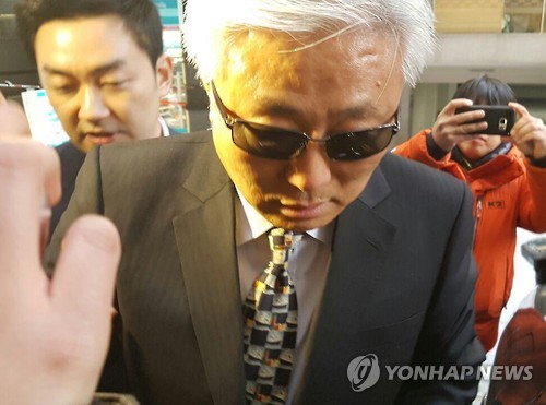 (서울=연합뉴스) 최순실 이복오빠인 최재석 씨가 29일 오후 서울 강남구 대치동 특별검사팀 사무실로 향하고 있다. 최재석 씨는 아버지 최태민 씨 일가의 재산 관련 자료를 특검에 제출하겠다며 사무실을 찾았다. 2016.12.29