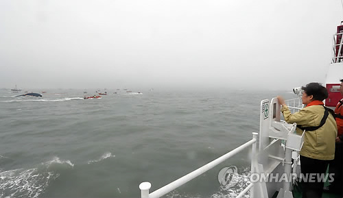(진도=연합뉴스) 박근혜 대통령이 17일 낮 전남 진도군 조도면 병풍도 북쪽 20km 해상의 여객선 침몰 현장을 방문, 해경경비함정에 올라 상황을 직접 점검하며 구조 활동을 독려하고 있다. 사진 왼쪽에 선수 일부분만 겨우 모습을 드러낸 세월호가 보인다. 2014.4.17