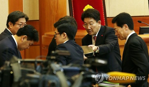 (서울=연합뉴스) 국회 소추위원단장인 권성동 법사위원장이 10일 오전 서울 종로구 재동 헌법재판소 대심판정에서 열린 박근혜 대통령 탄핵심판 사건 3차 변론기일에서 탄핵소추위원들과 재판을 준비하고 있다.