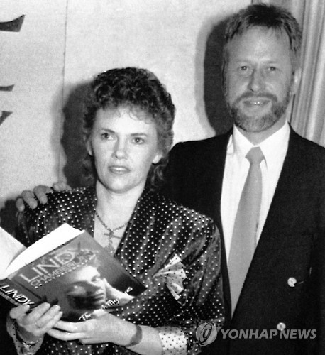 1990년 자신의 이야기를 다룬 책을 낸 린디(왼쪽)와 당시 남편 마이클 챔벌레인[AP=연합뉴스 자료사진]