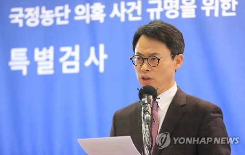‘최순실 게이트’와 박근혜 대통령의 비위 의혹을 수사중인 박영수 특별검사팀 대변인 이규철 특검보가 10일 오후 서울 강남구 대치동 특검 기자실에서 브리핑을 하고 있다.