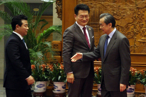 왕이(오른쪽) 중국 외교부장이 지난 4일 중국 베이징 외교부에서 고고도미사일방어체계(THAAD·사드) 문제를 협의하기 위해 방문한 송영길(가운데) 의원 등 민주당 의원들과 악수하고 있다.  연합뉴스