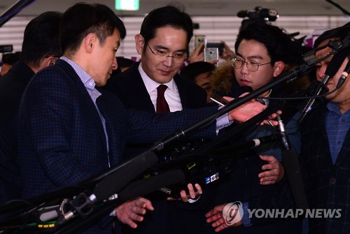 지난 12일 오전 이재용 삼성전자 부회장이 피의자 신분으로 대치동 박영수 특별검사팀에 출석하고 있다. 이 부회장은 비선실세 최순실 일가 지원과 관련한 뇌물공여 혐의를 받고 있다. [연합뉴스 자료사진]