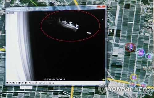 (군산=연합뉴스) 지난 4일 전북 군산에서 발생한 ‘아내 살인 사건’과 관련해 경찰이 공개한 CCTV에 찍힌 남편 운전차량 화면(왼쪽 빨간 원안)과 사건 발생지 지도. 2017.1.13