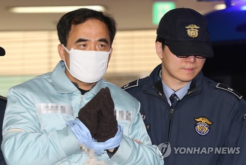 (서울=연합뉴스) 김종 전 문화체육관광부 차관이 조사를 받기 위해 11일 오후 서울 대치동 특별검사 사무실로 소환되고 있다. 2017.1.11