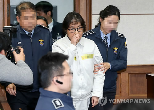 (서울 사진공동취재단 = 연합뉴스) 19일 오후 국정농단 관련 첫 재판이 열린 서울중앙지법 대법정에 최순실씨가 들어서고 있다. 이날 지법은 417호 대법정에서 최순실씨와 안종범 전 청와대 정책조정수석, 정호성 전 청와대 부속비서관의 첫 공판준비기일을 열었다. 2016.12.19
