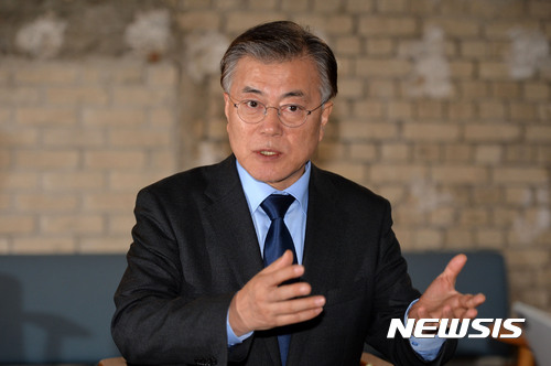 【서울=뉴시스】문재인 더불어민주당 전 대표가 13일 오후 서울 마포구 상수동 한 카페에서 뉴시스와 인터뷰를 하고 있다. 2017.01.15.