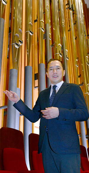 한광규 롯데문화재단 대표가 롯데콘서트홀에 설치된 파이프오르간의 장엄하고 풍부한 음색에 대해 설명하고 있다. 롯데문화재단은 공연이 없는 날에는 파이프오르간 소리를 들려주는 홀 공개행사도 가질 예정이다.   신창섭 기자 bluesky@