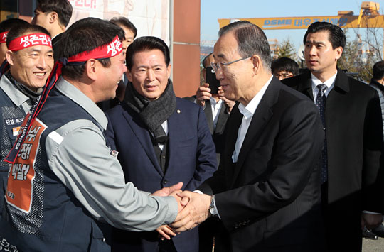 반기문(오른쪽 두 번째) 전 유엔사무총장이 16일 오전 경남 거제시 대우조선해양에서 홍성태 노조위원장과 인사를 나누고 있다. 연합뉴스