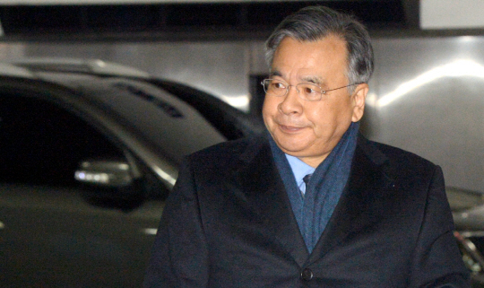 ‘최순실 국정농단 사건’을 수사 중인 박영수 특별검사가 16일 오전 서울 강남구 대치동 특검 사무실로 출근하고 있다.  김낙중 기자 sanjoong@