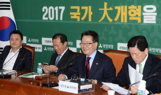 ‘1·15 전당대회’에서 당 대표에 선출된 박지원(오른쪽 두 번째) 신임 대표가 16일 오전 국회에서 열린 제1차 최고위원회의에서 모두 발언을 하며 웃고 있다. 왼쪽부터 김영환·문병호 최고위원, 박 대표, 주승용 원내대표.