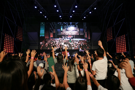 지난해 8월 서울 강남구 코엑스에서 CJ E&M이 주최한 1인 크리에이터 ‘대도서관’무대에 관객들이 열광하는 모습.