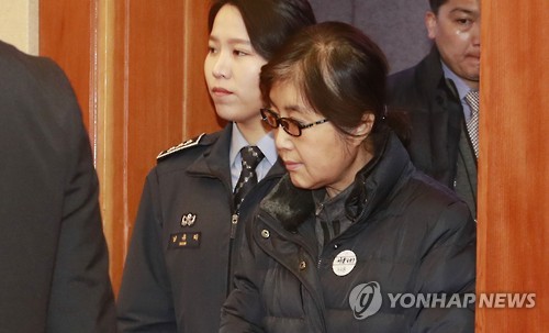 (서울=연합뉴스) 국정농단 사건의 핵심인물인 최순실 씨가 16일 오전 서울 종로구 헌법재판소 대심판정에서 열린 탄핵심판 사건 5차 변론에 출석하고 있다.