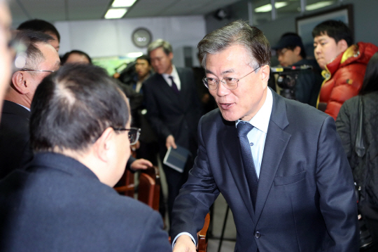 문재인(오른쪽) 전 더불어민주당 대표가 20일 부산 항만공사를 방문해 부산 항만공사·한진해운 관계자와 인사하고 있다. 연합뉴스