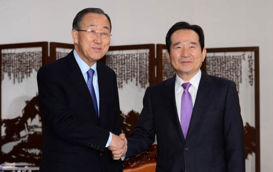 20일 오전 국회를 찾은 반기문 전 유엔 사무총장이 정세균 의장을 예방, 악수하고 있다.