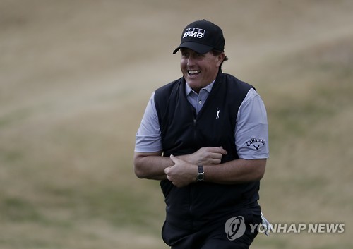 벙커샷으로 버디를 만들고 기뻐하는 필 미컬슨[AP=연합뉴스]