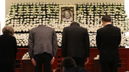 22일 저녁 서울 종로구 서울대학교병원 장례식장에 마련된 박맹호 민음사 회장 빈소에서 조문객들이 고인을 추모하고 있다. 연합뉴스