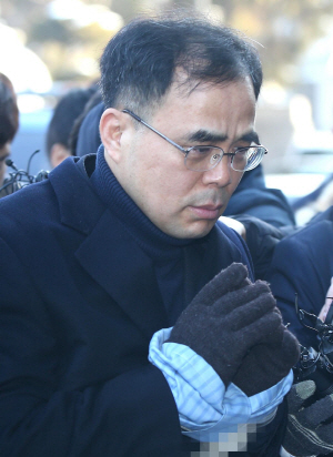 김종 전 문화체육관광부 차관이 23일 오전 서울 종로구 재동 헌법재판소에서 열린 박근혜 대통령 탄핵심판 사건 8차 변론에 출석하기 위해 대심판정으로 향하고 있다.
