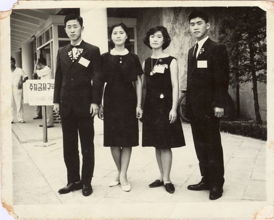 반기문 전 유엔 사무총장(맨 왼쪽)이 충주고 3학년 때 미국으로 출국하기 전 기념촬영을 하는 모습.