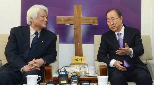 반기문(오른쪽) 전 유엔 사무총장이 24일 오전 종로구 연지동 한국기독교회관을 방문해 한국기독교교회협의회 총무인 김영주 목사와 환담하고 있다.