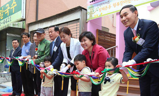 지난해 6월 서울 서초구 방배본동 서초구립어린이집인 행복한 어린이집 개소식에 참석한 조은희(오른쪽 두번째) 서초구청장이 테이프 커팅을 하고 있다. 서초구청 제공