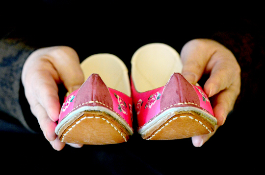 <카메라 기행>“어여쁜 꽃신 신고…‘꽃길인생’ 살아가소”